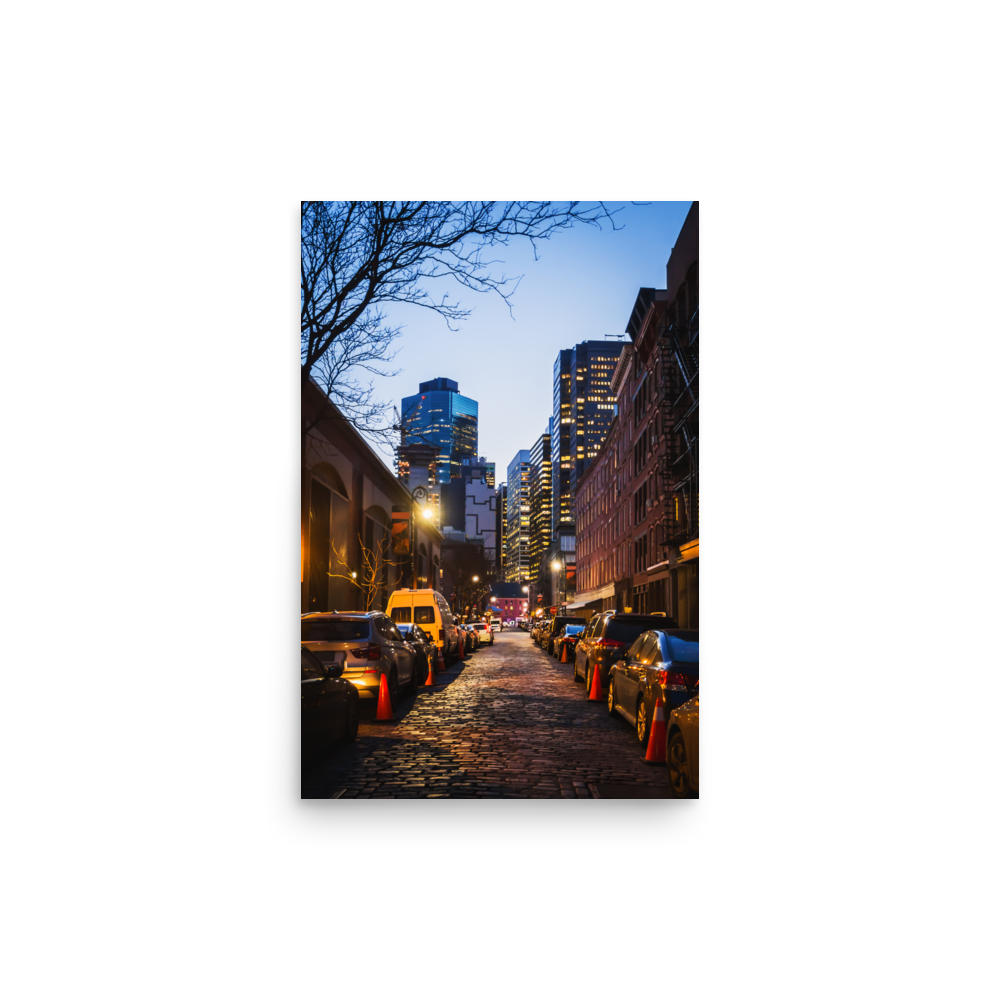 Tirage Photo de New York "Manhattan Cobblestone Lane Towards Night City" - NYC - The Artistic Way