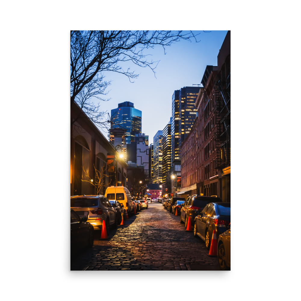 Tirage Photo de New York "Manhattan Cobblestone Lane Towards Night City" - NYC - The Artistic Way