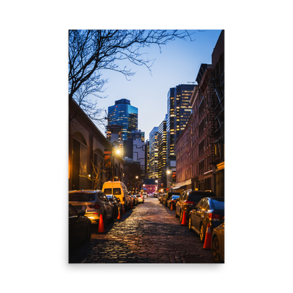 Tirage Photo de New York "Manhattan Cobblestone Lane Towards Night City" - NYC - The Artistic Way