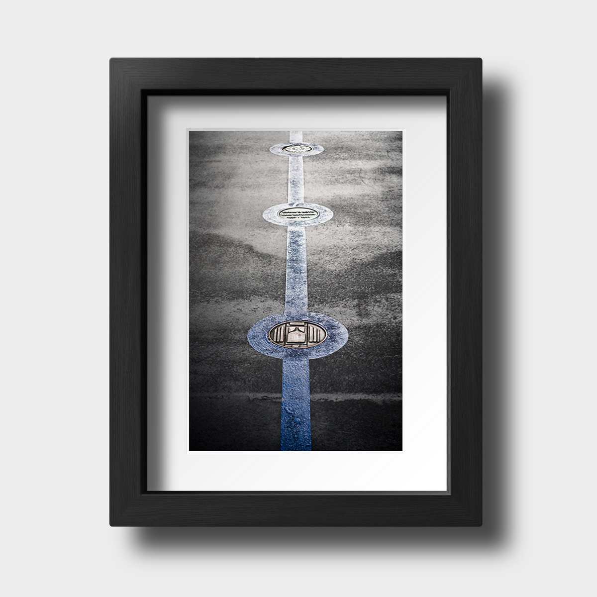 Tirage photo "Medallion on the ground of Tower bridge" - Londres - The Artistic Way