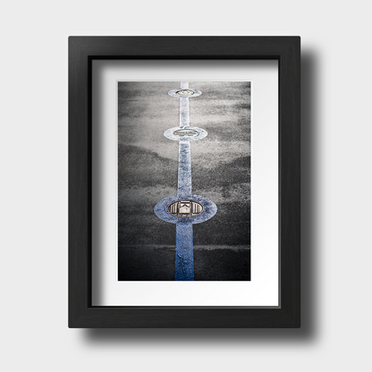 Tirage photo "Medallion on the ground of Tower bridge" - Londres - The Artistic Way