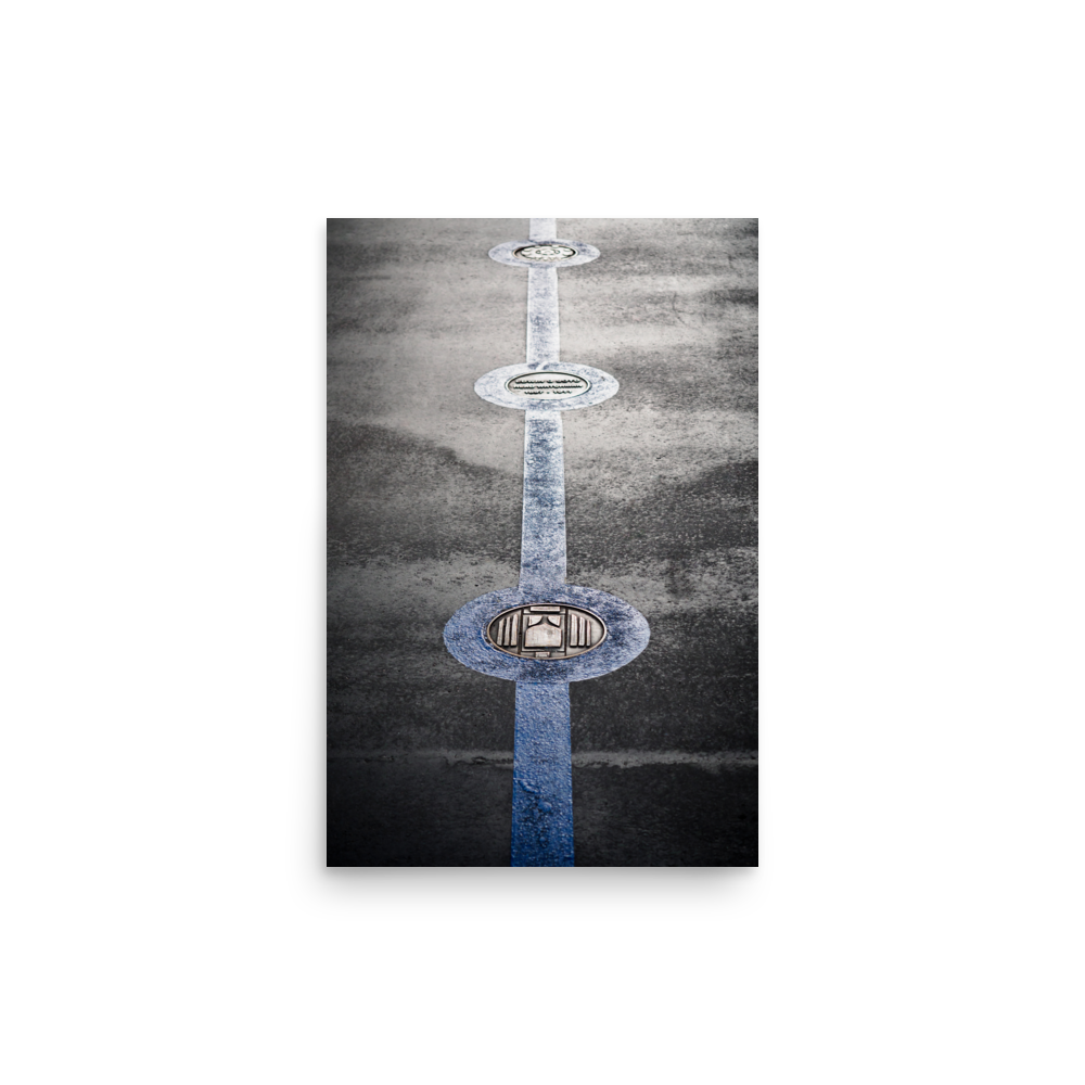 Tirage photo "Medallion on the ground of Tower bridge" - Londres - The Artistic Way