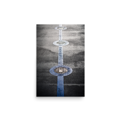 Tirage photo "Medallion on the ground of Tower bridge" - Londres - The Artistic Way
