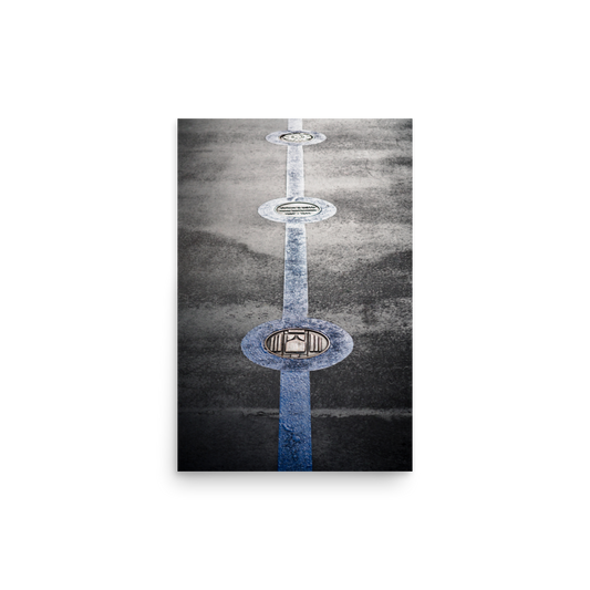 Tirage photo "Medallion on the ground of Tower bridge" - Londres - The Artistic Way