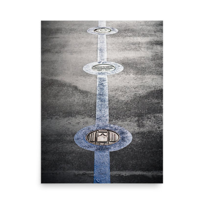 Tirage photo "Medallion on the ground of Tower bridge" - Londres - The Artistic Way
