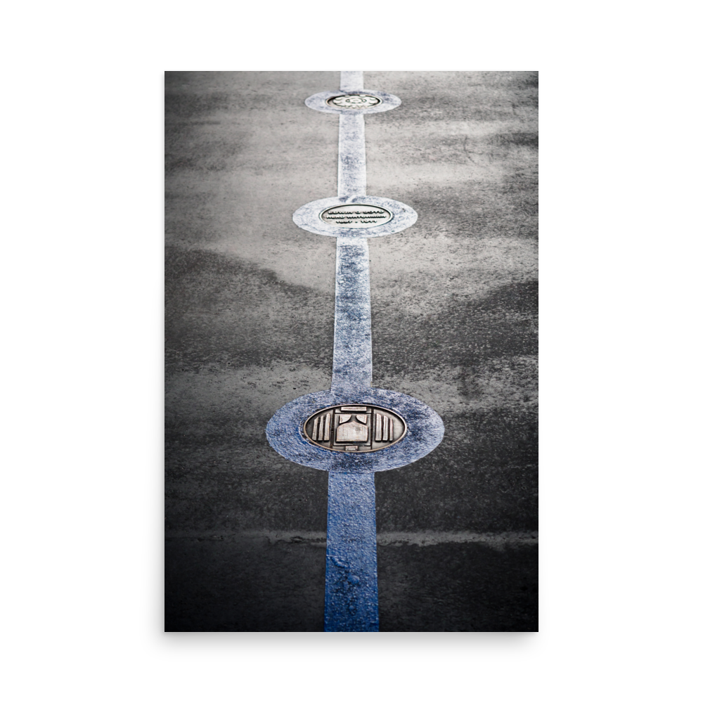 Tirage photo "Medallion on the ground of Tower bridge" - Londres - The Artistic Way