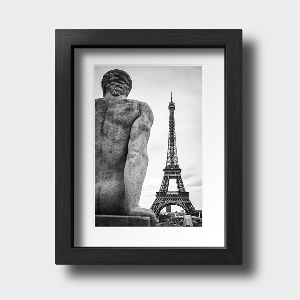 Tirage photo de Paris "L’Homme chilling out in front of the Eiffel Tower in B&W" - Paris - The Artistic Way