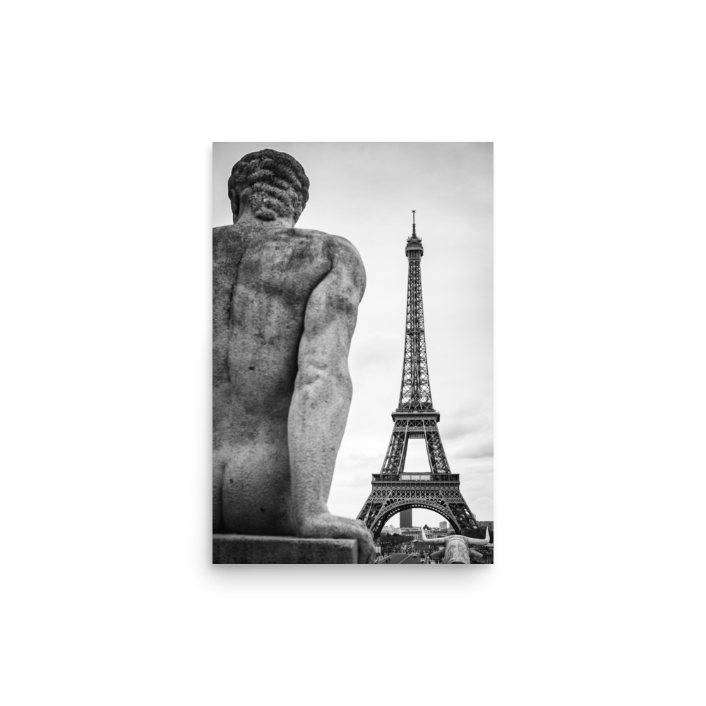 Tirage photo de Paris "L’Homme chilling out in front of the Eiffel Tower in B&W" - Paris - The Artistic Way