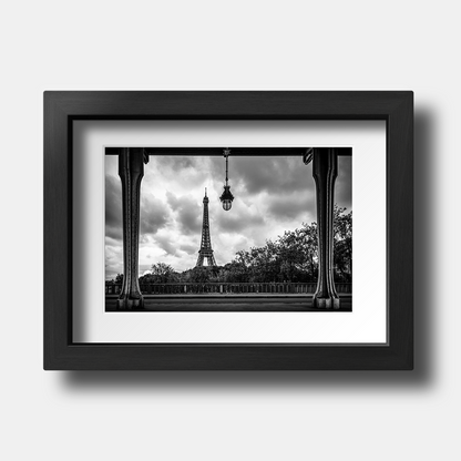 Tirage photo de Paris "The Eiffel Tower from Bir Hakeim bridge B&W" - Paris - The Artistic Way